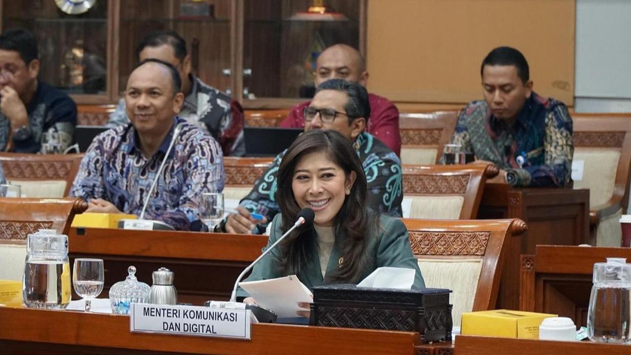 Penampilan Cantik Menteri Meutya