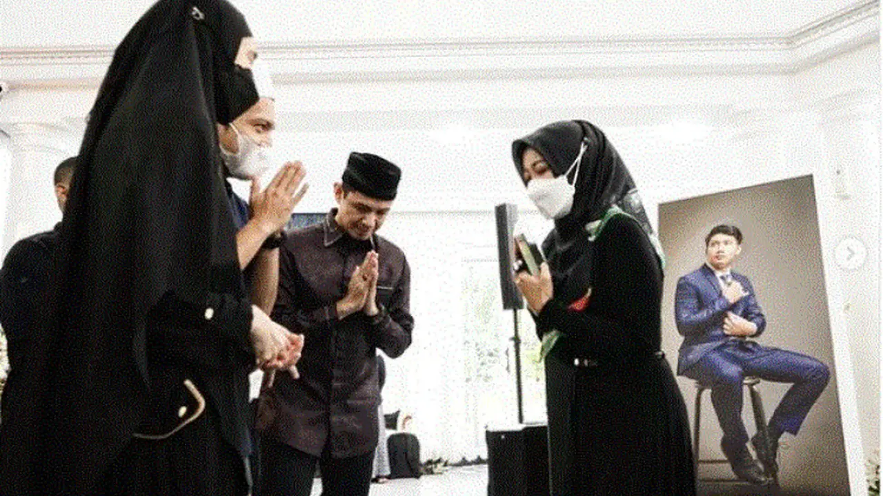 Dude Harlino Takziah ke kediaman Ridwan Kamil