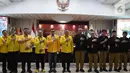 Tim verifikator berfoto bersama dengan Sekjen Golkar Lodewijk Paulus seusia menyerahkan dokumen daftar bakal calon legislatif di Gedung KPU, Jakarta, Minggu (14/5/2023). (Liputan6.com/Herman Zakharia)