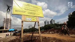 Suasana proyek revitalisasi Lapangan Banteng, Jakarta, Senin (4/12). Pemprov DKI Jakarta merevitalisasi Taman dan Lapangan Banteng dengan anggaran mencapai 60 miliar rupiah dari CSR yang terbagi dalam tiga zona. (Liputan6.com/Faizal Fanani)