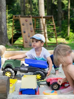 Bermain dokter-dokteran, guru-murid, atau penjual-pembeli dapat melatih empati sekaligus membantu anak memahami perasaan orang lain. Dengan berpura-pura menjadi tokoh tertentu, anak belajar mengekspresikan dan mengenali emosi dalam situasi yang berbeda. (Foto: Alexandr Podvalny/Unsplash)
