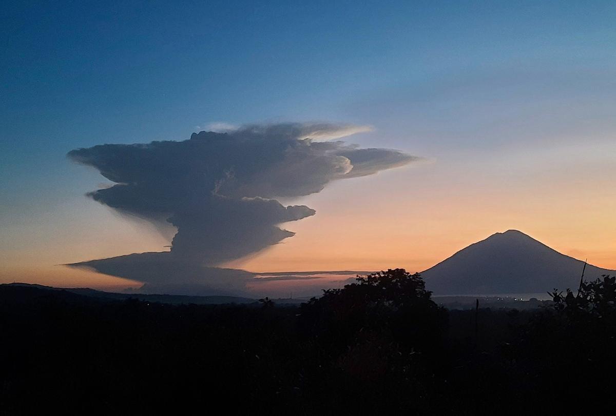 FOTO: Erupsi Dahsyat Gunung Gunung Lewotobi Laki-Laki, Status Menjadi Awas