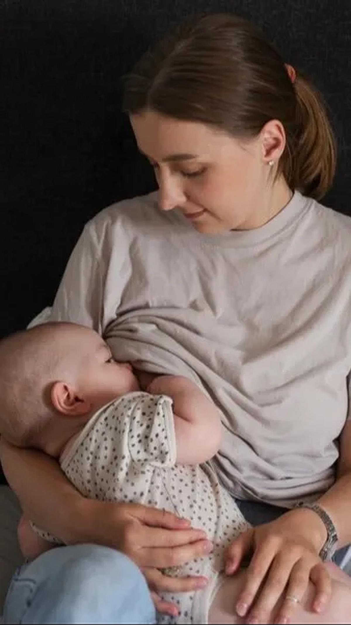 2. Tepat Setelah Persalinan:<br>Dalam beberapa hari pertama setelah melahirkan, kebocoran ASI umum terjadi. Breast pad membantu ibu menghadapi perubahan persediaan ASI setelah persalinan.