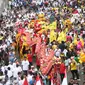 Parade Barongsai memeriahkan iring-iringan massa parade kebudayaan 'Aksi Kita Indonesia' dari Sudirman menuju Bundaran HI, Jakarta, Minggu (4/12). Aksi "Kita Indonesia" diisi pertunjukan kesenian budaya. (Liputan6.com/Fery Pradolo)