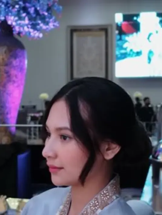Begini penampilan Indah Permatasari yang sudah berdandan untuk menyaksikan prosesi akad nikah sang adik. Mengenakan kebaya bernuansa pink, pemain film Wedding Agreement ini tampak cantik nan anggun. (Liputan6.com/YouTube/@Indah Permatasari)