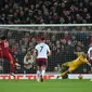 Winger Liverpool Mohamed Salah mencetak gol melalui penalti pada laga Liga Inggris melawan Aston Villa di Anfield, Sabtu (11/12/2021). (AFP/Oli Scarff)