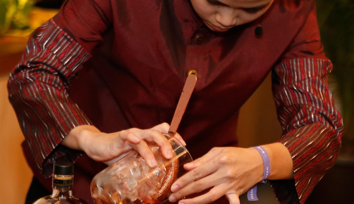 Bartender dari Vesper Bar Thailand, Pailin Sajjanit menyajikan minuman saat mengikuti Kompetisi Bartender Dunia Diageo di Miami Beach, Florida, AS, Selasa (27/9). (REUTERS/ Joe Skipper)