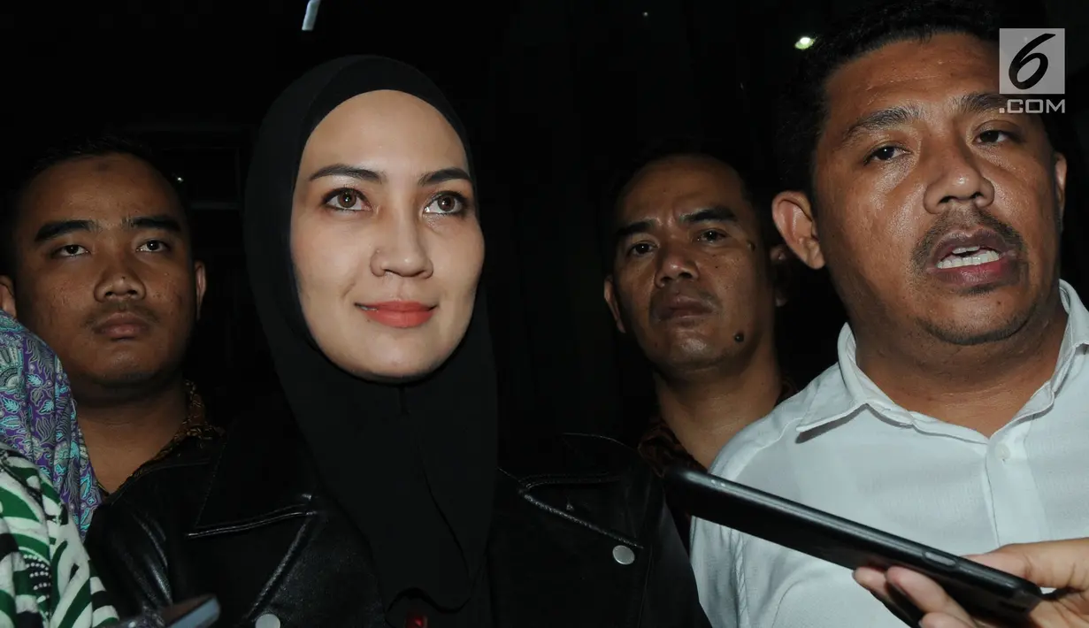Model asal Manado, Fenny Steffy Burase seusai menjalani pemeriksaan di gedung KPK, Jakarta, Rabu (18/7). Staf ahli dalam Aceh Marathon itu diperiksa sebagai saksi untuk tersangka Gubernur Aceh Irwandi Yusuf (Merdeka.com/Dwi Narwoko)
