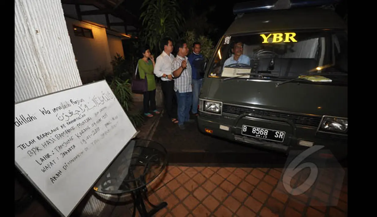 Jenazah pengusaha Bob Sadino telah dibawa ke rumah duka di bilangan Cirendeu dari rumah sakit Pondok Indah, Jakarta, Senin (19/1/2015). (Liputan6.com/Miftahul Hayat)