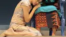 Prisia Nasution dan Desi Susanti memerankan Tengku Tahura dan Tengku Kamaliah dalam pentas teater "Nyanyi Sunyi Revolusi" di Jakarta, Jumat (1/2/). Pementasan mengangkat kisah hidup seorang penyair besar Indonesia Amir Hamzah (Fimela.com/Bambang E Ros)