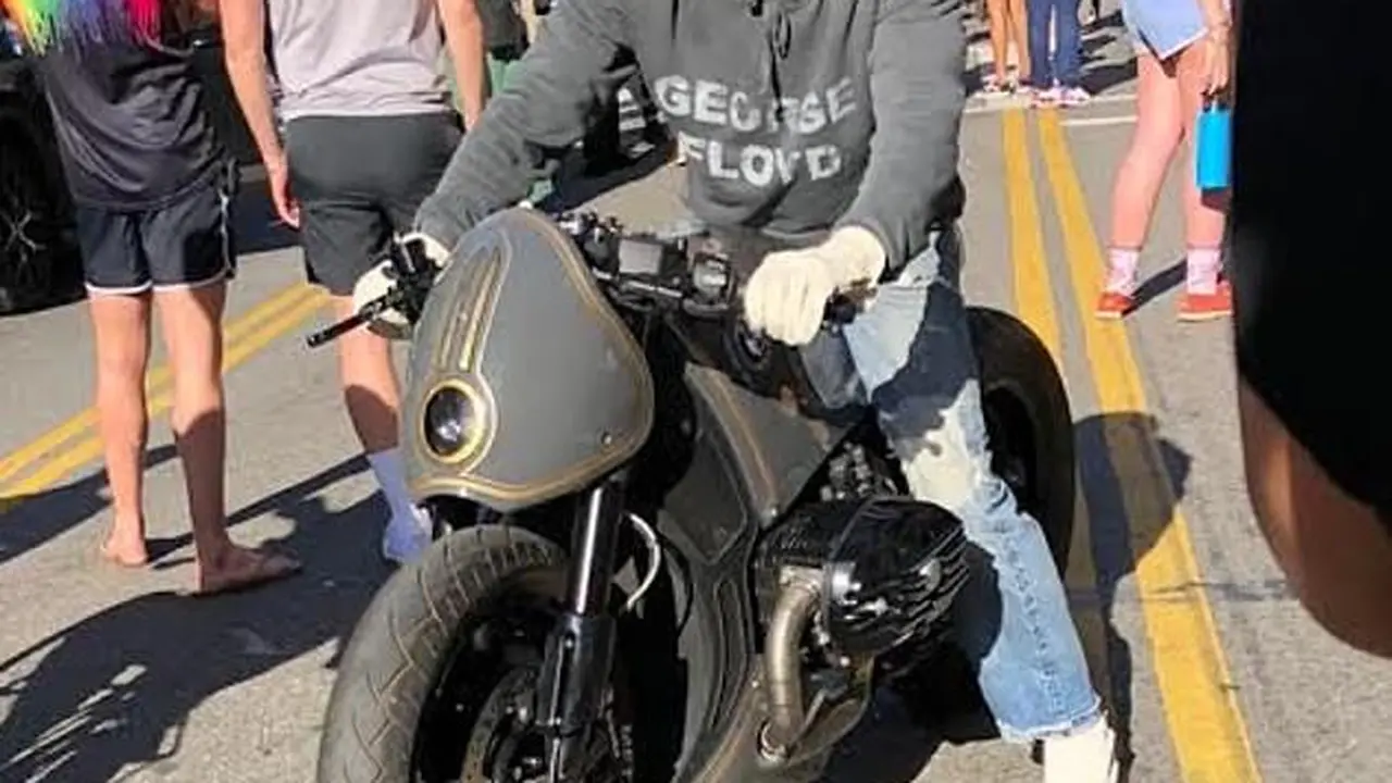 Ilustrasi Brad Pitt mengendarai motor custom (internewscast)