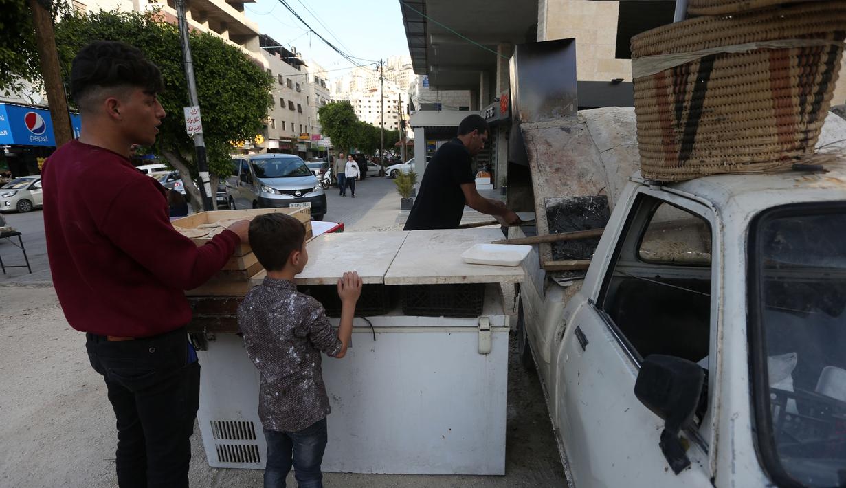 Penjual roti Palestina Mohammed Abu Saud menyiapkan roti di Kota Nablus, Tepi Barat, (3/5/2020). Palestina pada Minggu (3/5) mengonfirmasi dua kasus baru, menambah total kasus infeksi COVID-19 di negara itu menjadi 522. (Xinhua/Ayman Nobani)