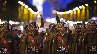 Tentara India berbaris di jalan Champs Elysees saat latihan parade Hari Bastille di Paris, Prancis, Senin, 10 Juli 2023. (AP Photo/Christophe Ena)