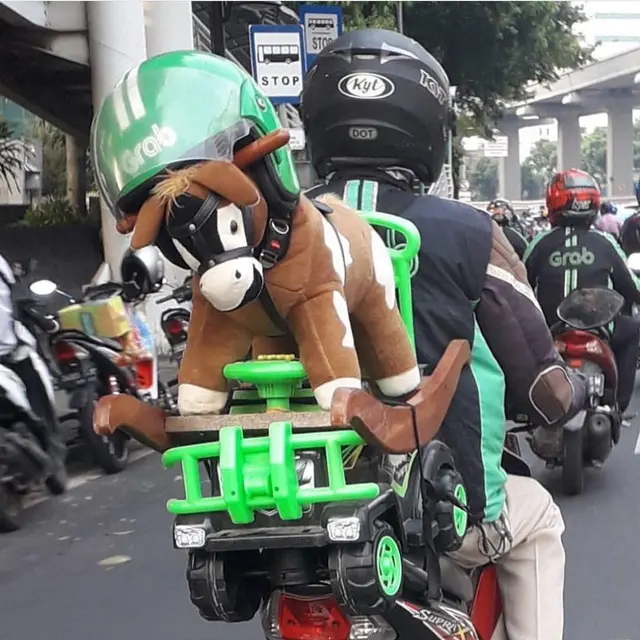 6 Benda Lucu yang Dibawa Driver Ojol Ini Kocak Sekaligus Bikin Geleng Kepala