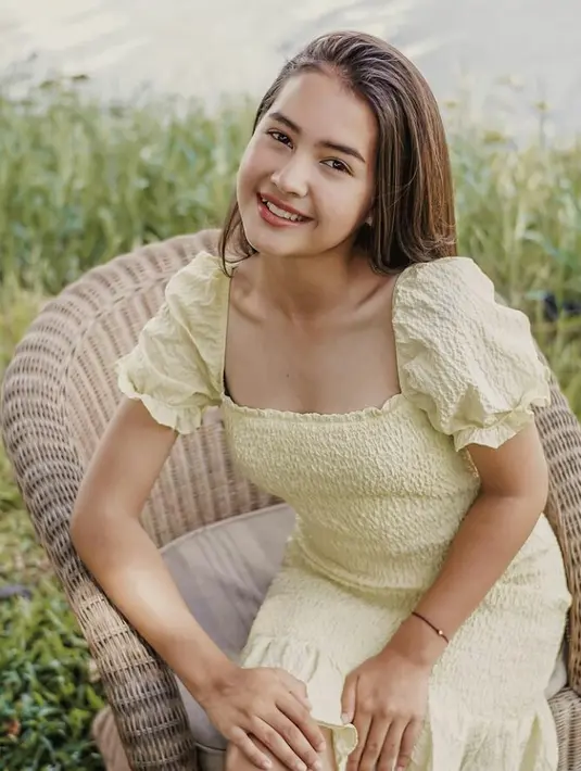 Diketahui, Sandrinna mengawali kariernya berakting sejak usia 4 tahun dengan membintangi sinetron ‘Nada Cinta’. Namanya kini semakin melesat usai memerankan karakter Wulan dalam sinetron dari ‘Jendela SMP'.(Instagram/sandrinna_11).