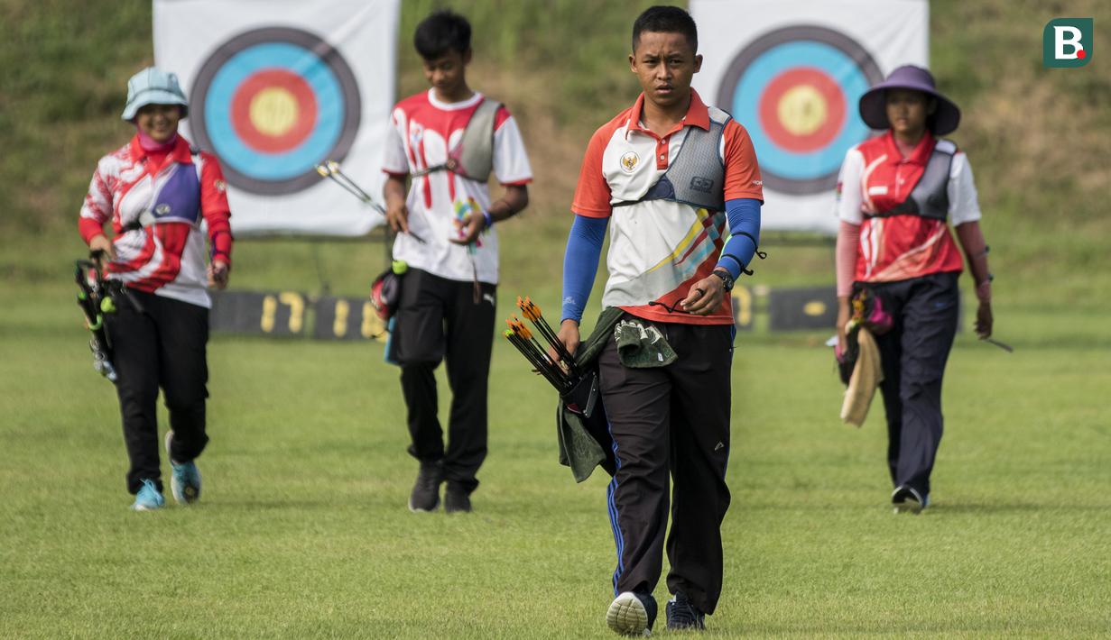 Sejumlah pepanah berjalan saat pemusatan latihan jelang Asian Games XVIII di Lapangan Panahan Senayan, Jakarta, Rabu (6/6/2018). Cabang panahan menargetkan satu medali emas pada Asian Games. (Bola.com/Vitalis Yogi Trisna)