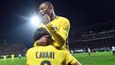 Pemain Paris Saint-Germain, Edinson Cavani dan rekannya Kylian MbappÈ (atas) merayakan gol saat melawan Angers (SCO) pada lanjutan Ligue 1 Prancis di Raymond Kopa Stadium, Angers, (4/11/2017). PSG menang telak 5-0. (AFP/Jean-Francois Monier)