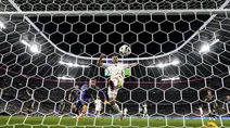 Pemain Jerman, Niclas Fullkrug (kanan) berusaha mencetak gol ke gawang Skotlandia pada laga pembuka Grup A Euro 2024 di Allianz Arena, Munchen, Jerman, Sabtu (15/06/2024) WIB. (AP Photo/Antonio Calanni)