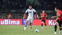 Gelandang Persib Bandung, Berguinho, membawa bola saat menghadapi tekanan pemain DPMM FC Brunei Darussalam pada laga kedua Grup A Piala Presiden 2026 di Stadion Si Jalak Harupat, Soreang, Kabupaten Bandung, Selasa (28/7/2026). Berguinho tampil aktif mengatur aliran serangan Maung Bandung dalam pertandingan yang berakhir dengan kemenangan 1-0 berkat gol perdana Balsa Sekulic, sekaligus memastikan Persib lolos ke babak semifinal. (Bola.com/Erwin Snaz)