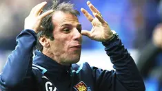 Reaksi dari bos West Ham United, Gianfranco Zola pada partai Liga Premier versus Tottenham Hotspur di White Hart Lane, London, 11 April 2009. AFP PHOTO/Chris Ratcliffe