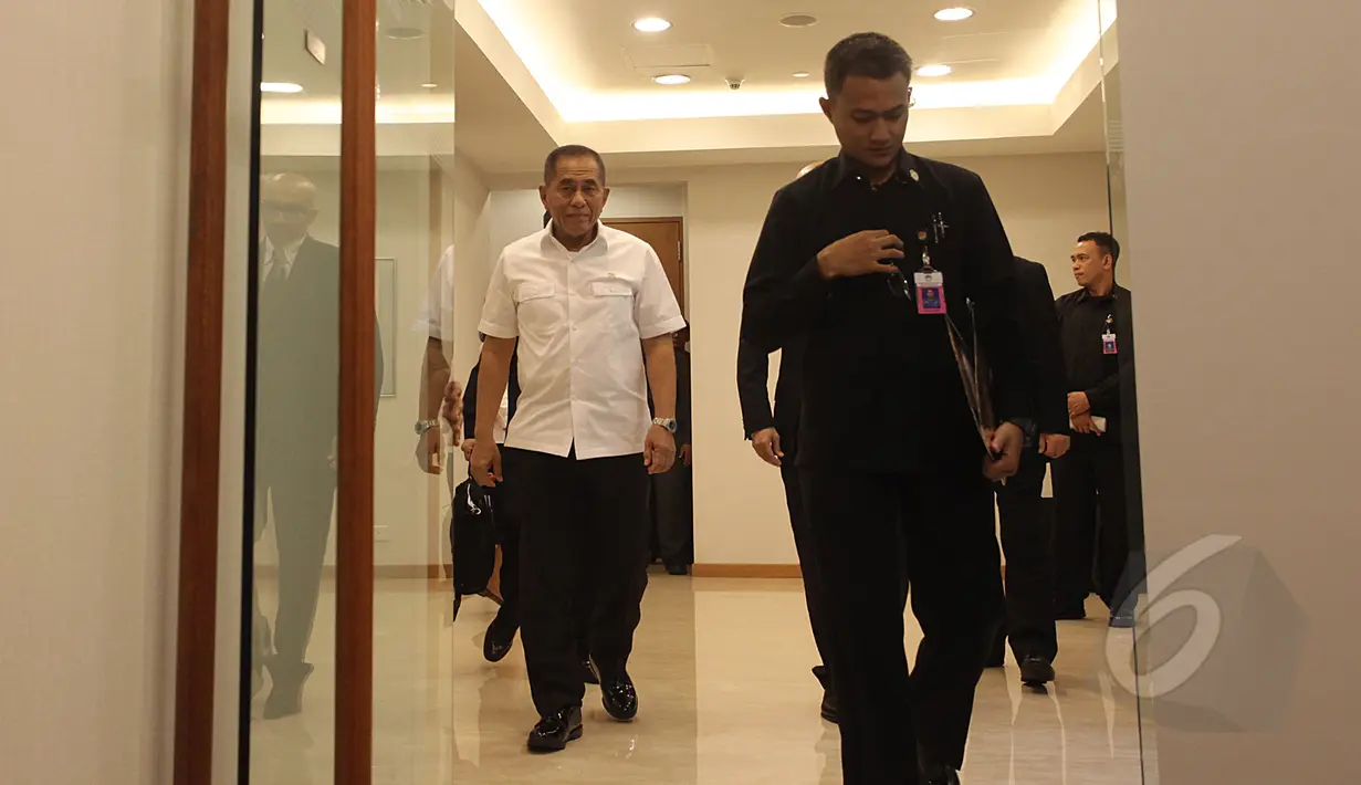 Menhan Ryamizard Ryacudu saat memasuki gedung Kedubes Singapura, Jakarta, Kamis (26/3/2015). Kedatangan Ryamizard untuk mengucapkan bela sungkawa atas kepergian mantan Perdana Menteri Singapura Lee Kuan Yew.(Liputan6.com/Johan Tallo)
