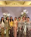 Istri Al Ghazali itu tampak menghadiri acara pernikahan sahabatnya meski baru dua minggu melahirkan buah hati pertamanya, Baby Soleil. [@alyssa.daguise].