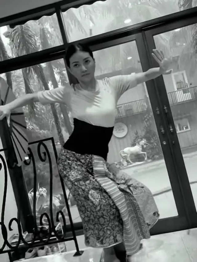 Sarwendah menari tradisional (Instagram/sarwendah29)