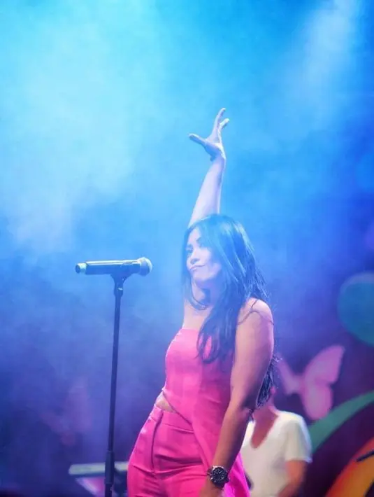 Perform di Belanda, Anggun C Sasmi tampil girly dengan outfit pink. Memadukan straples asymetric top dengan celana berwarna senada. [instagram/anggun_cipta]