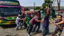 Peserta mengikuti lomba menarik bus di Terminal Lebak Bulus, Jakarta, Senin, 17 Agustus 2026. (KLY/ Arie Basuki)