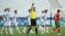 Setelah mengecek VAR, wasit Glenn Nyberg menganulir gol Argentina ke gawang Maroko pada laga pertama grup B Olimpiade 2024 di stadion Geoffroy-Guichard, Rabu (24/7/2024). (AP Photo/Silvia Izquierdo)