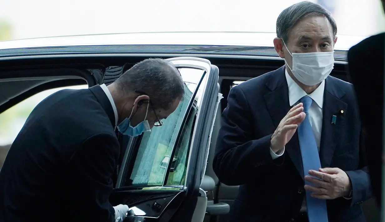 Yoshihide Suga tiba di kantor perdana menteri setelah terpilih sebagai Perdana Menteri Baru Jepang, di Tokyo, Rabu (16/9/2020). Yoshihide Suga secara resmi terpilih sebagai PM Jepang dalam pemungutan suara parlemen, menggantikan Shinzo Abe yang mundur karena sakit. (AP Photo/Eugene Hoshiko)