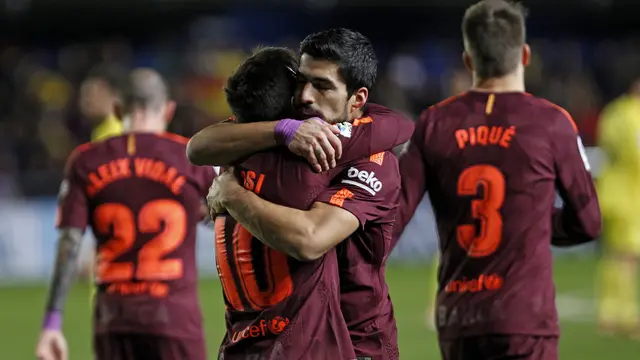 Luis Suarez (tengah kanan), Lionel Messi