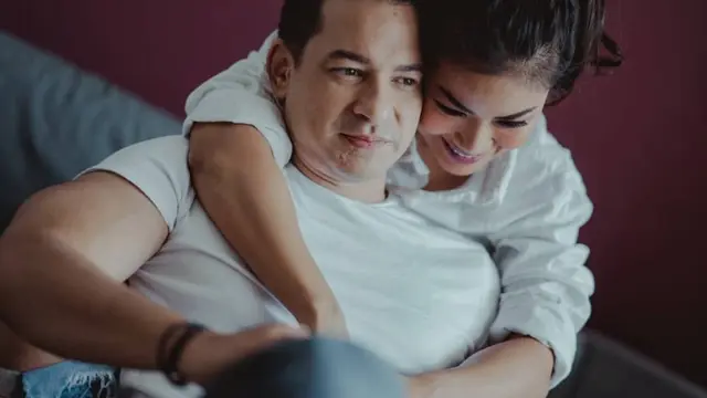 14 Tahun Menikah, Ini 6 Pemotretan Mesra Ari Wibowo dan Istri