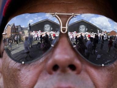 Ratusan orang berkumpul untuk menggelar aksi anti Rasisme di depan mural wajah pemain Timnas Inggris, Marcus Rashford di Withingston, Manchester. (Foto:AP/Jon Super)