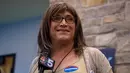 Christine Hallquist, calon gubernur Vermont, Amerika Serikat, dari Partai Demokrat memberikan sambutan di Burlington, Rabu (15/8). Wanita transgender itu mengalahkan tiga kandidat lainnya dalam pemilihan internal partai. (Hillary Swift/Getty Images/AFP)