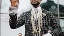 Gaya Usher juga terbilang nyentrik. Ia kenakan blazer tweed dengan tambahan aksesori mutiara bertumpuk khas Chanel. [Foto: Chanel.Dok]