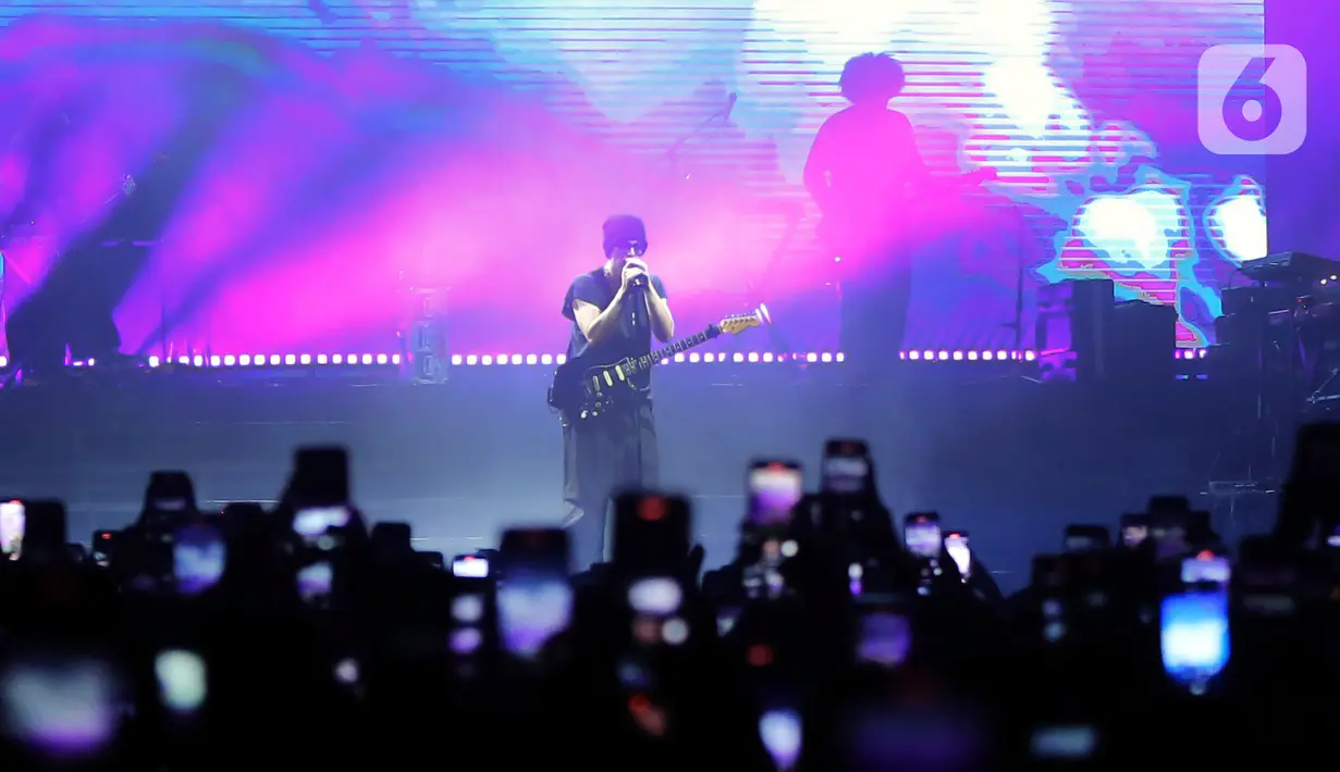 Grup band asal Amerika Serikat, LANY tampil pada konser bertajuk 'a November 2022 to Remember' di ICE BSD, Tangerang, Banten, Rabu (10/11/2022). LANY membuat histeris ribuan penonton dengan membawakan sejumlah lagu andalan mereka seperti 'You!', 'Thick n Thin', dan 'Super Far'. (Kapanlagi.com/Bambang Ekoros Purnama)