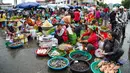 Pedagang memajang dagangannya saat mereka menunggu pelanggan di pasar di Phnom Penh (24/7/2020). Kota ini memiliki penduduk sekitar 1 juta jiwa, sementara seluruh penduduk Kamboja adalah 11,4 juta jiwa. . (AFP/Tang Chhin Sothy)