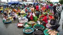 Pedagang memajang dagangannya saat mereka menunggu pelanggan di pasar di Phnom Penh (24/7/2020). Kota ini memiliki penduduk sekitar 1 juta jiwa, sementara seluruh penduduk Kamboja adalah 11,4 juta jiwa. . (AFP/Tang Chhin Sothy)
