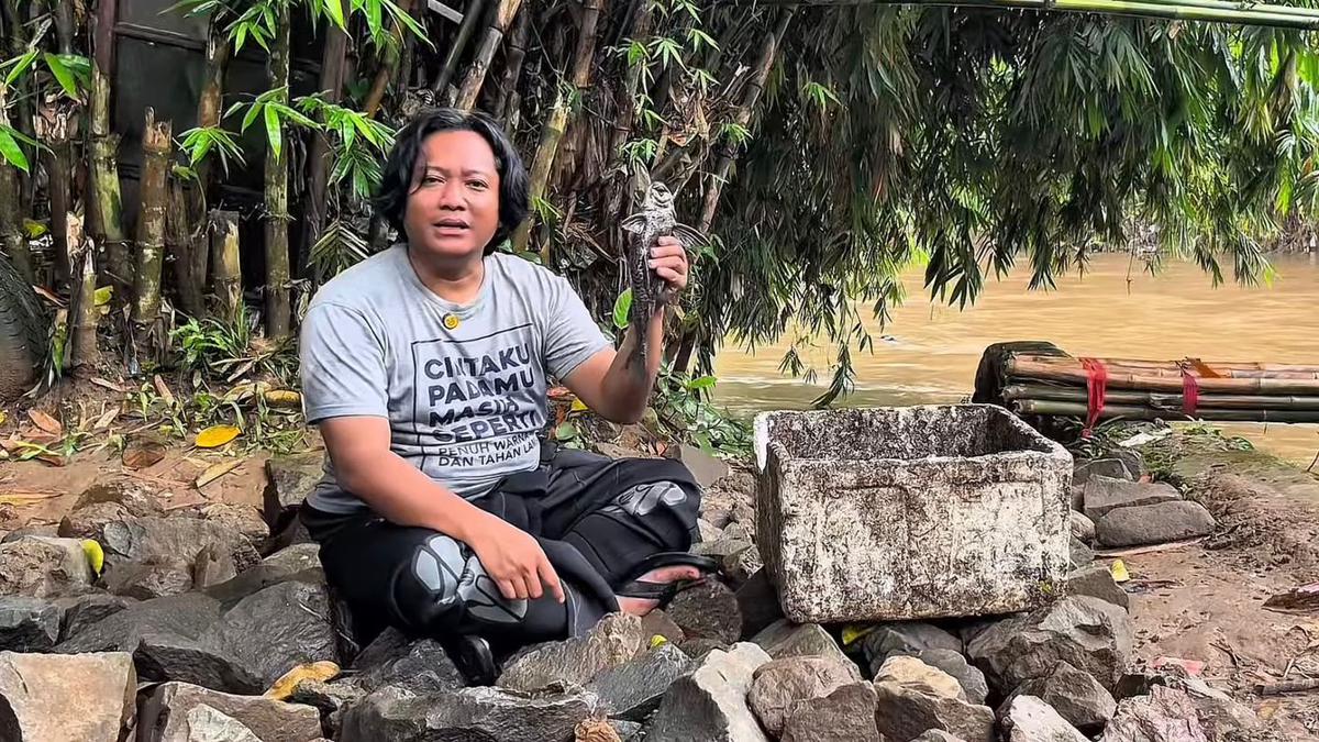 Di balik gerakan angkat sapu-sapu dari Ciliwung ada sosok Arief Kamarudin yang rela turun langsung ke sungai tanpa banyak sorotan. Pahlawan lingkungan yang sesungguhnya. #Ciliwung #LingkunganHidup