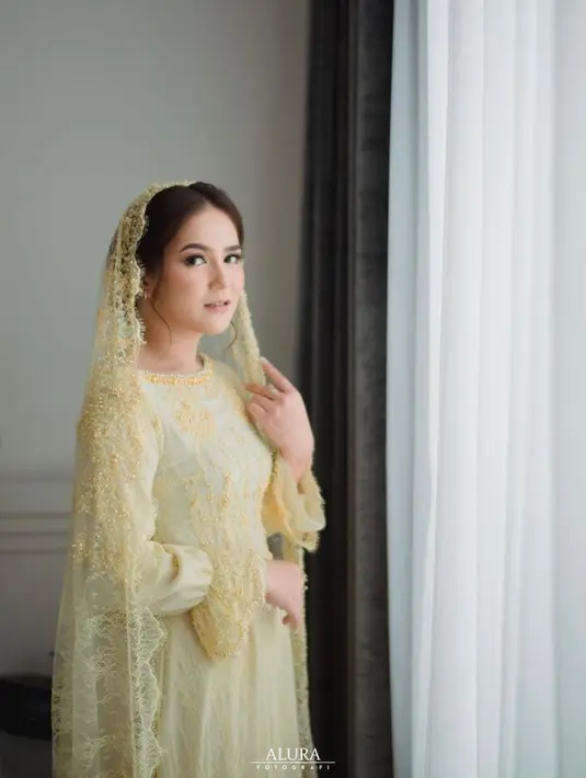 Dress ini memiliki aksen flare dengan potongan brokat senada. (Instagram/rumahadat.byharis).