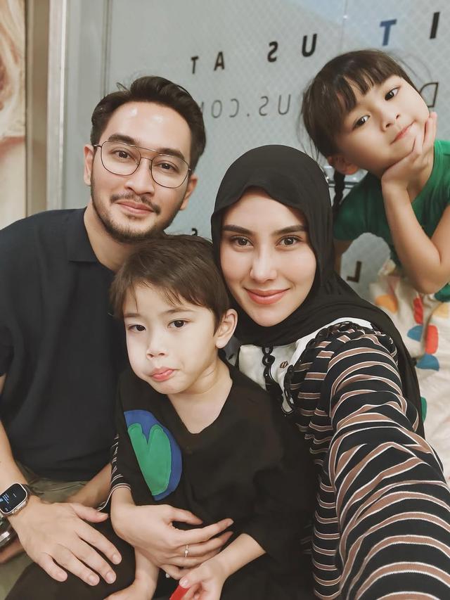 Potret Harmonis Keluarga Syahnaz Sadiqah dan Jeje Govinda. (instagram/syahnazs)