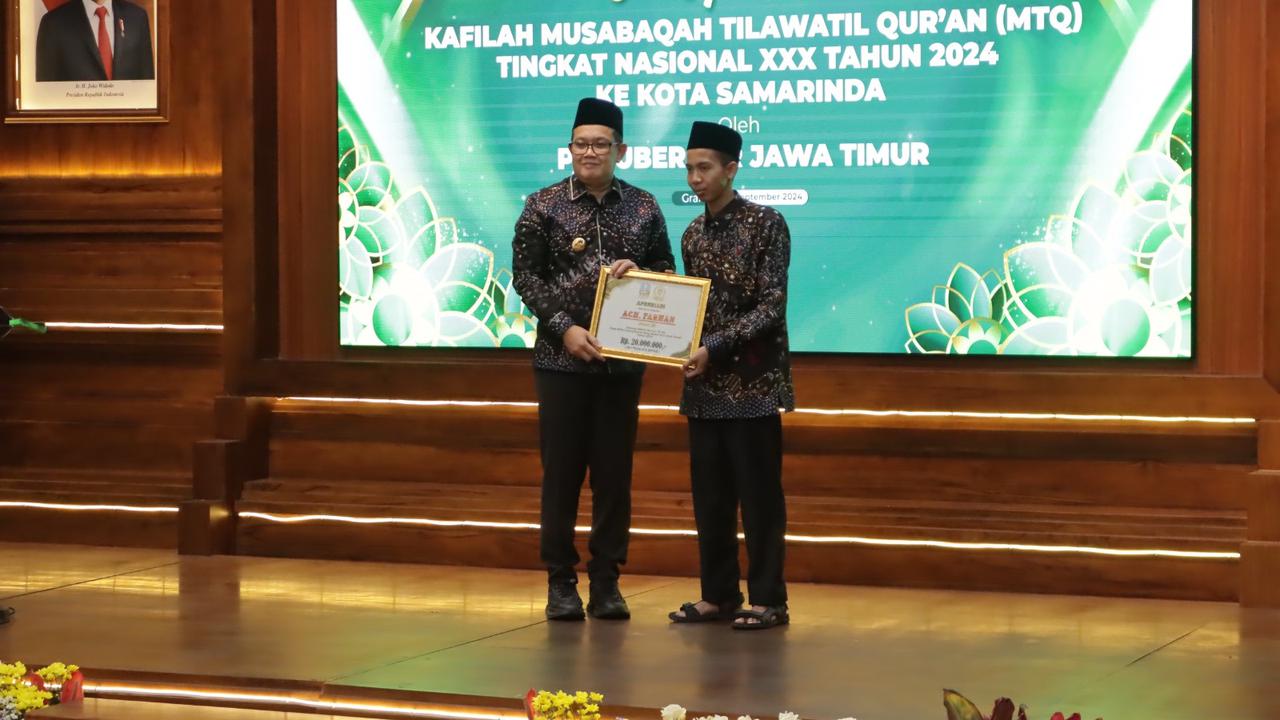 Ach Farhan menerima apresiasi dari Pj Gubernur Jatim
