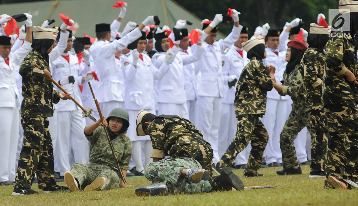 Aksi teatrikal oleh purna Paskibraka Nasional 2017 di PPPON Cibubur, Jakarta Timur, Rabu (23/8). Sebanyak 3000 purna paskibraka dari seluruh Indonesia hadir dalam acara apel kebangsaan tersebut. (Liputan6.com/Yoppy Renato)