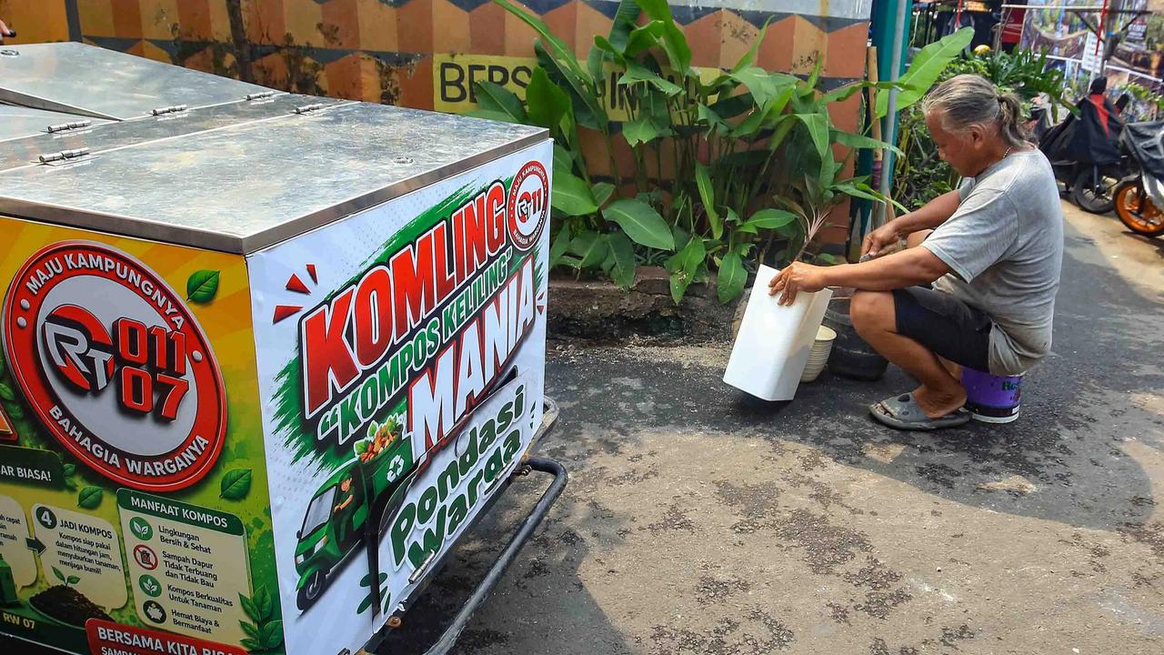 FOTO: Gerobak Listrik KomLing Permudah Pengelolaan Sampah Organik Warga