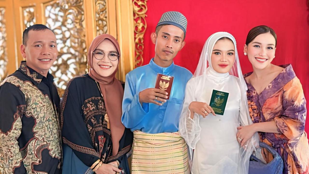 Tak Hanya Ayu Ting Ting, Begini Penampilan Keluarganya yang Juga Ikut Disorot Saat Hadir ke Pernikahan Asisten