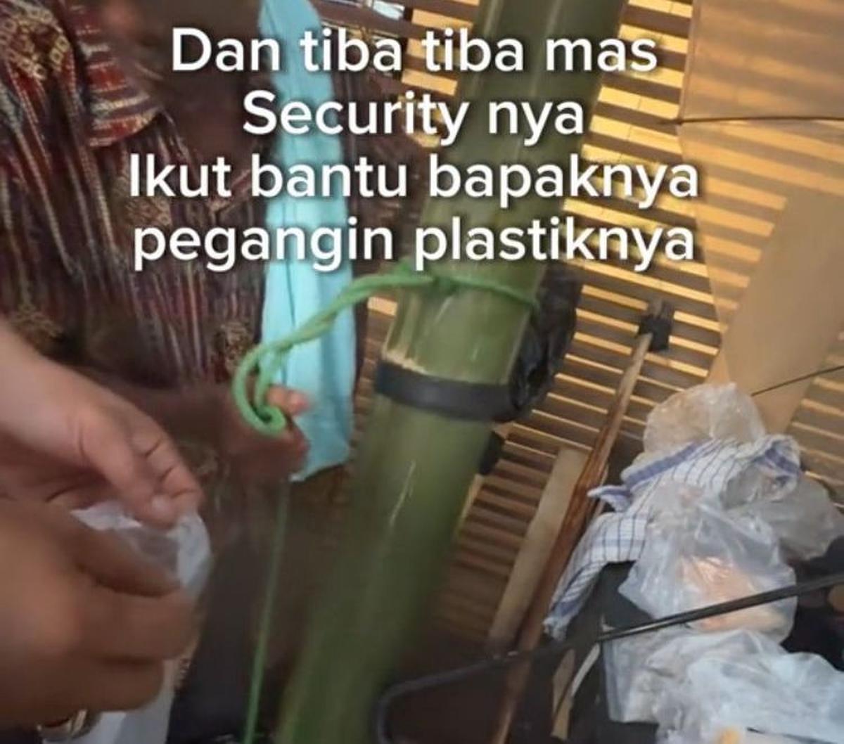 Seketika bapak ini berdiri menyiapkan pesanan, security pun ikut berdiri dan berinisiatif membantu memegang plastik. Security ini berdiri tanpa dimintai bantuan oleh bapak penjual air aren.