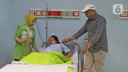 Regina (tengah) bersiap menjalani proses persalinan di RSUD Pasar Minggu, Jakarta, Kamis (20/2/2020). Bayi perempuan pasangan Regina (43) dan Andre (47) bernama Glowy Lidwina lahir secara sesar di tanggal 20 bulan 02 tahun 2020 atau 20-02-2020. (Liputan6.com/Herman Zakharia)