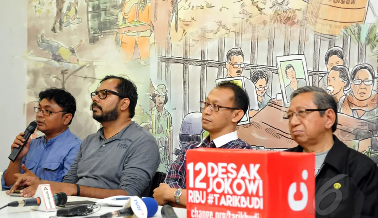 Dari kiri Koordinator ICW Agus Sunaryanto, Koordinator Kontras Haris Azhar, aktivis Institute Of Democracy Arief Suyanto, pengamat kepolisian Prof Bambang Widodo Umar berbicara dalam konferensi pers di Jakarta, Rabu (14/1/2015). (Liputan6.com/Panji Diksan