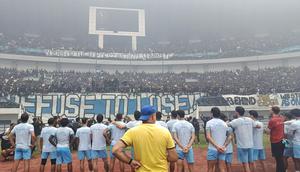 Momen pemain Persib Bandung bertemu Bobotoh di GBLA jelang lawan Persija. (Muhammad Faqih/Bola.com)